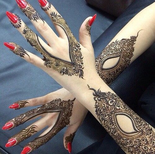 Premium Photo | Mehndi design in wedding girl's hand