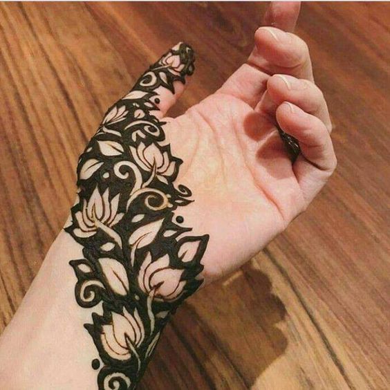 35 Beautiful Henna Design Ideas : Circle Leaves on Palm