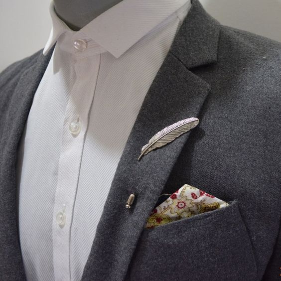 difference between brooch and pin