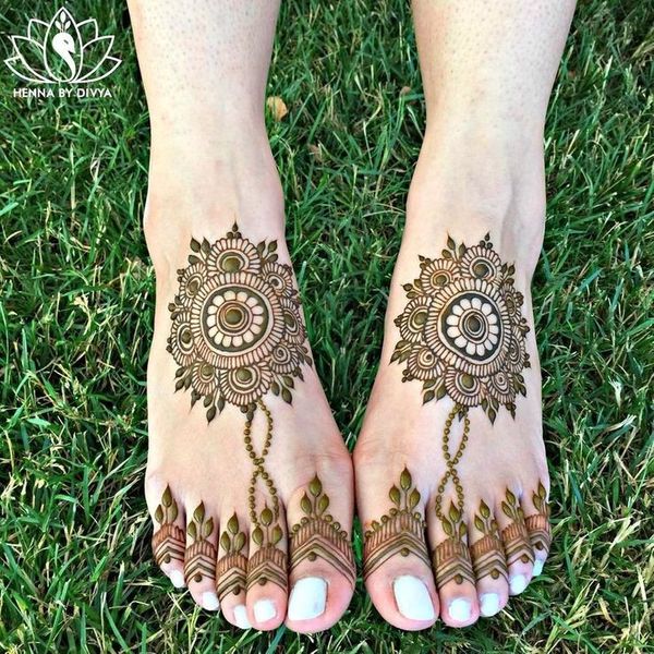 simple mehndi designs for kids feet