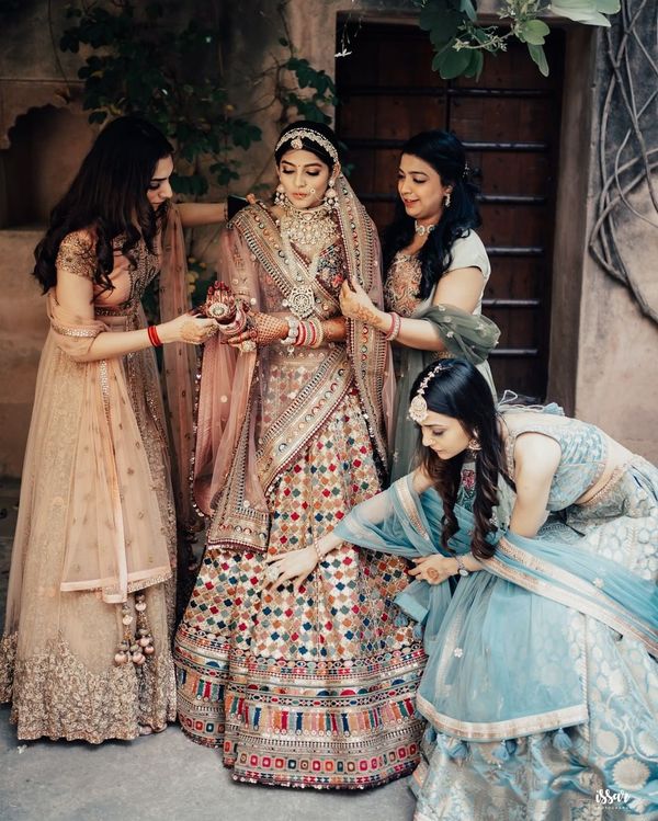 The Must Have Bride & Bridesmaids Photos | Bride photoshoot, Indian wedding  photography poses, Indian wedding photography