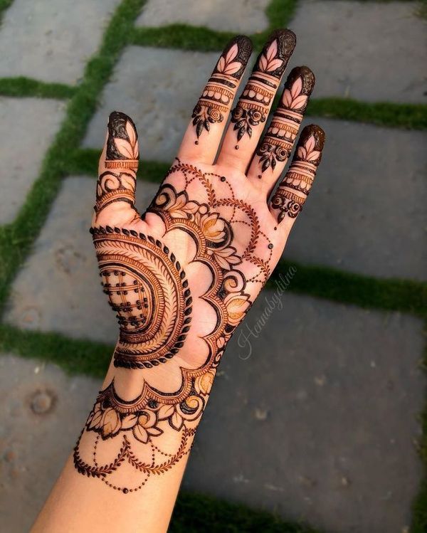 51 Stunning Circle Mehndi Designs | Fabbon