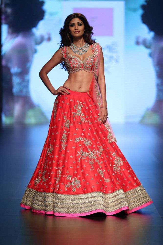 1472537938 Showstopper Shilpa Shetty in Anushree Reddy at LFW WF 16 The Wedding Chronicle 1