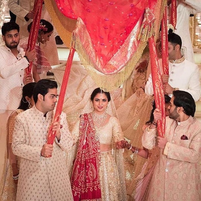 Isha Ambani wears diamond dress worth Rs. 90 crore on her wedding? | Indian bridal  dress, Bridal lehenga collection, Indian bridal outfits