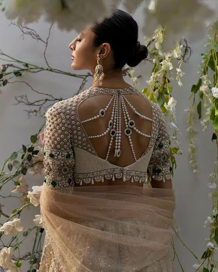 The art of the traditional blouse with embroidery on the shoulder