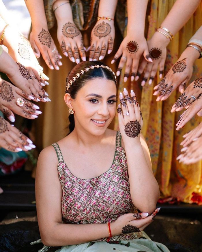 Stunning Mehendi Designs For The Sister Of The Bride & Bridesmaids! |  WedMeGood