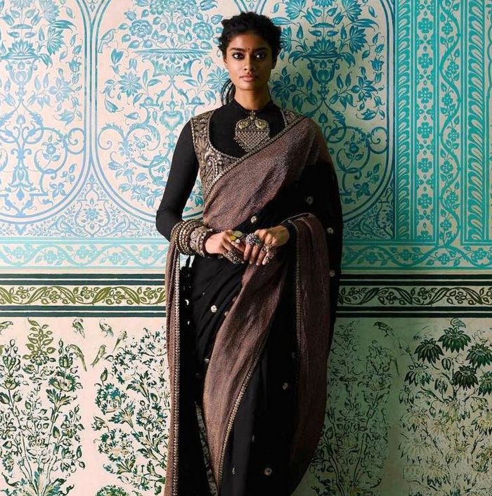 Suhana Khan Steals Spotlight in Sabyasachis Golden Sheer Saree & Heavily  Embellished SEXY Blouse - PICS
