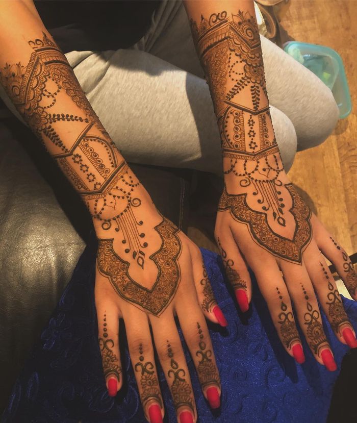 Stunning and absolutely symmetrical henna wedding design. :  r/oddlysatisfying