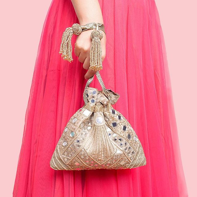Top Clutches to glamorize your wedding outfit ﻿ -