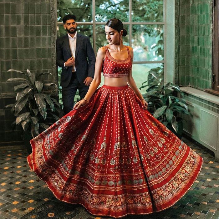 Here's the most elegant lehenga of all times. This quintessential lehenga  has the right amount of oomph. ❤️🤌🏻✨ . Get your dreamy designer o… |  Instagram