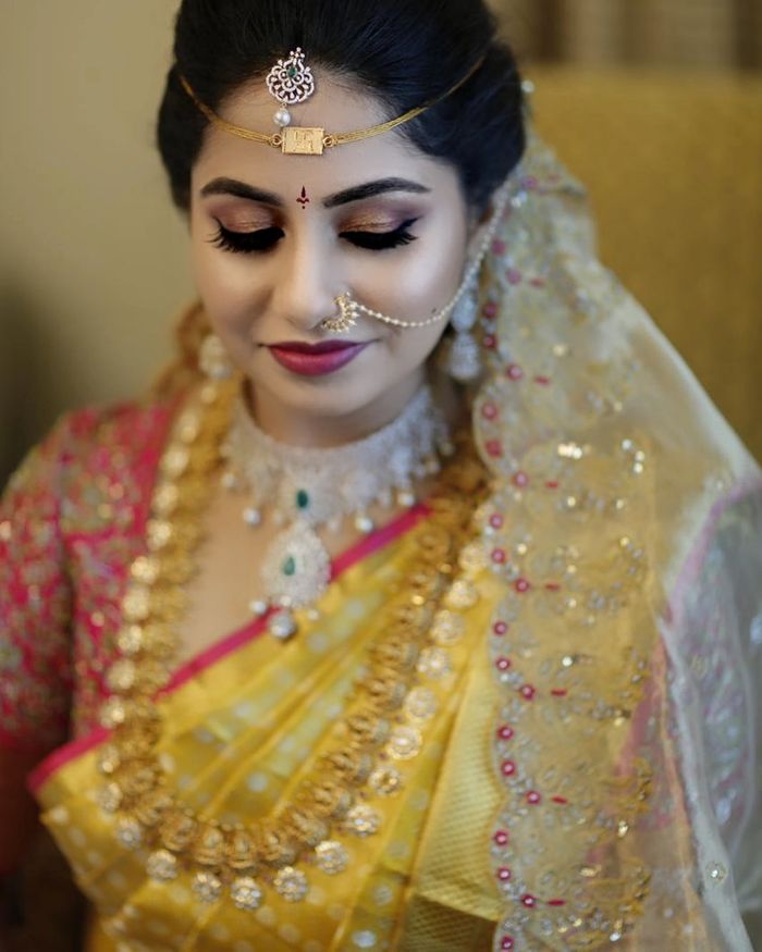 Let Janhvi Kapoor's red bindi and gajra-laden bun show you how to ace  traditional chic this festive season | Vogue India