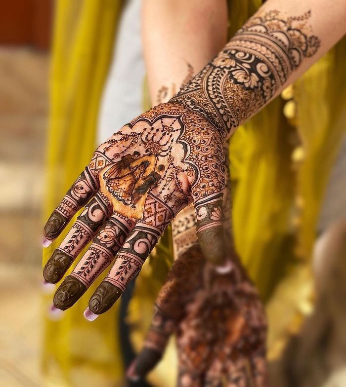 Close-up of Woman Hands in Traditional Mehndi Drawings · Free Stock Photo