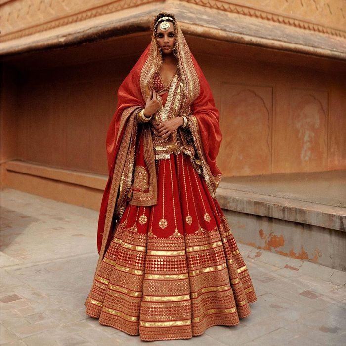 Jaipur Wedding At A 300-Year-Old Mandir With A Regal Bridal Look! | Indian  bridal outfits, Latest bridal lehenga, Indian bridal dress
