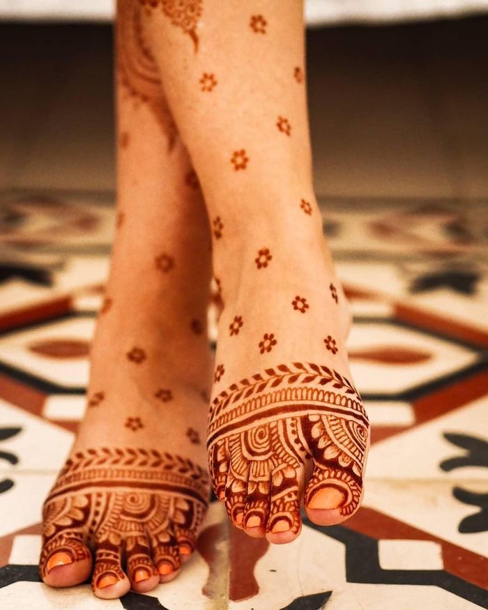 Share more than 51 mehndi designs using earbuds super hot