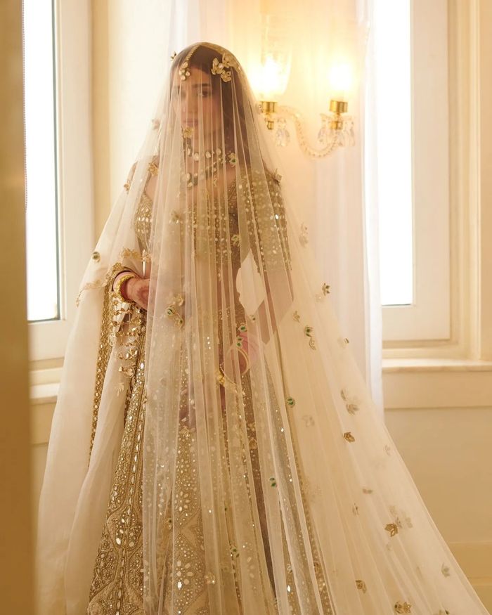 Say Hello To The Bridal Colours Of The Season: Ivory & Gold! | WedMeGood
