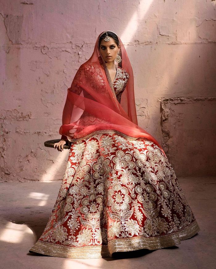 Sabyasachi's Lightweight Outfits For Your Intimate Wedding That Are 'As  Light as a Feather'! | WeddingBazaar