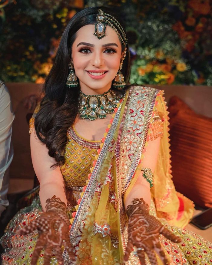 Prettiest Mehndi Bride in Royal Signature Makeover by @ayeshassalonofficial  ♥️♥️ #ayeshassalonofficial #mehndimakeup #makeupartis... | Instagram