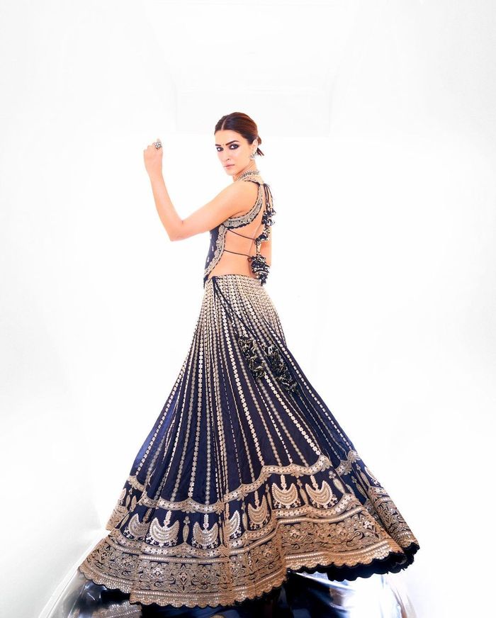 Bhuj Actress Nora Fatehi's Golden Lehenga From Her Diwali Photoshoot -  Boldsky.com