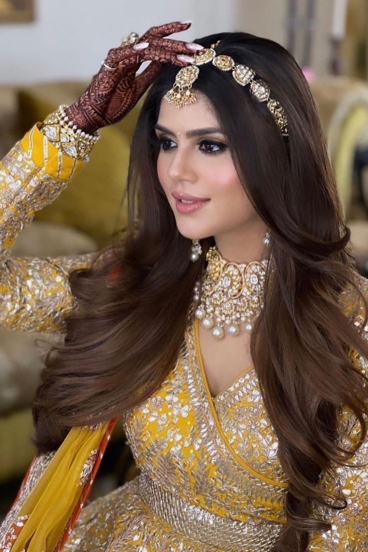 Open hair styled with a diamond sispatti band