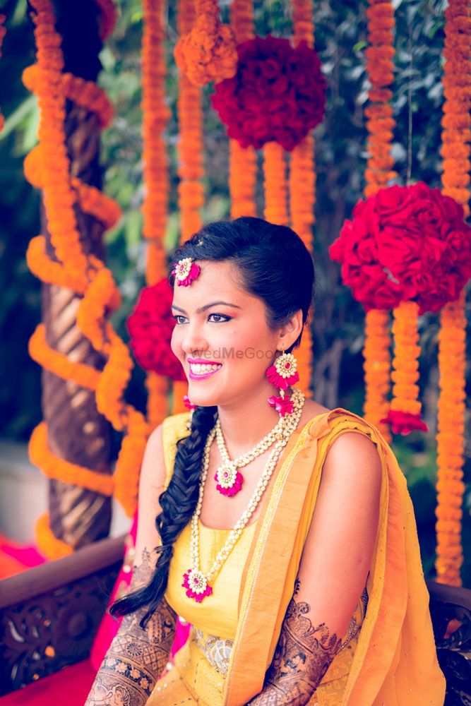 Photo of Floral jewellery on bride on Mehendi