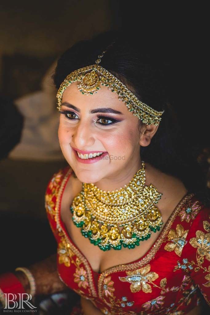 Photo of Simple bridal jewellery with red lehenga