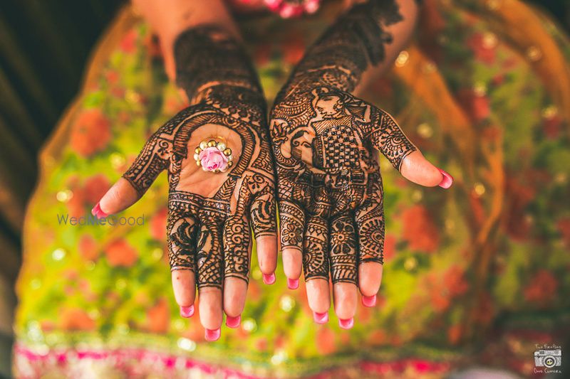 Photo of mehendi hands