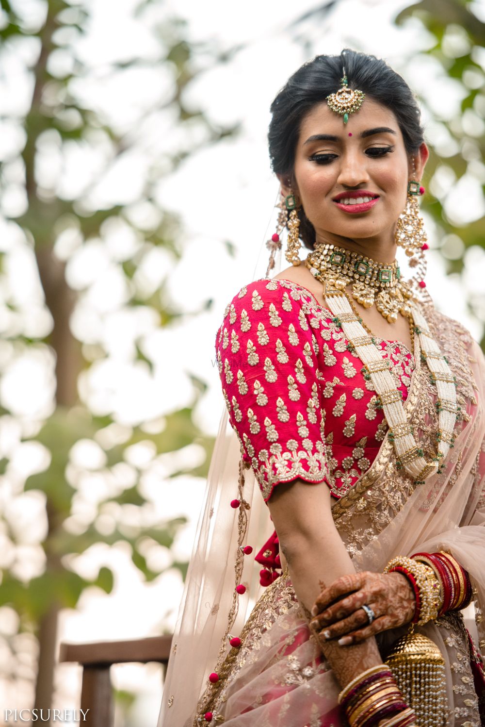 Photo of Simple bridal look in red and pink lehenga and pearl rani haar