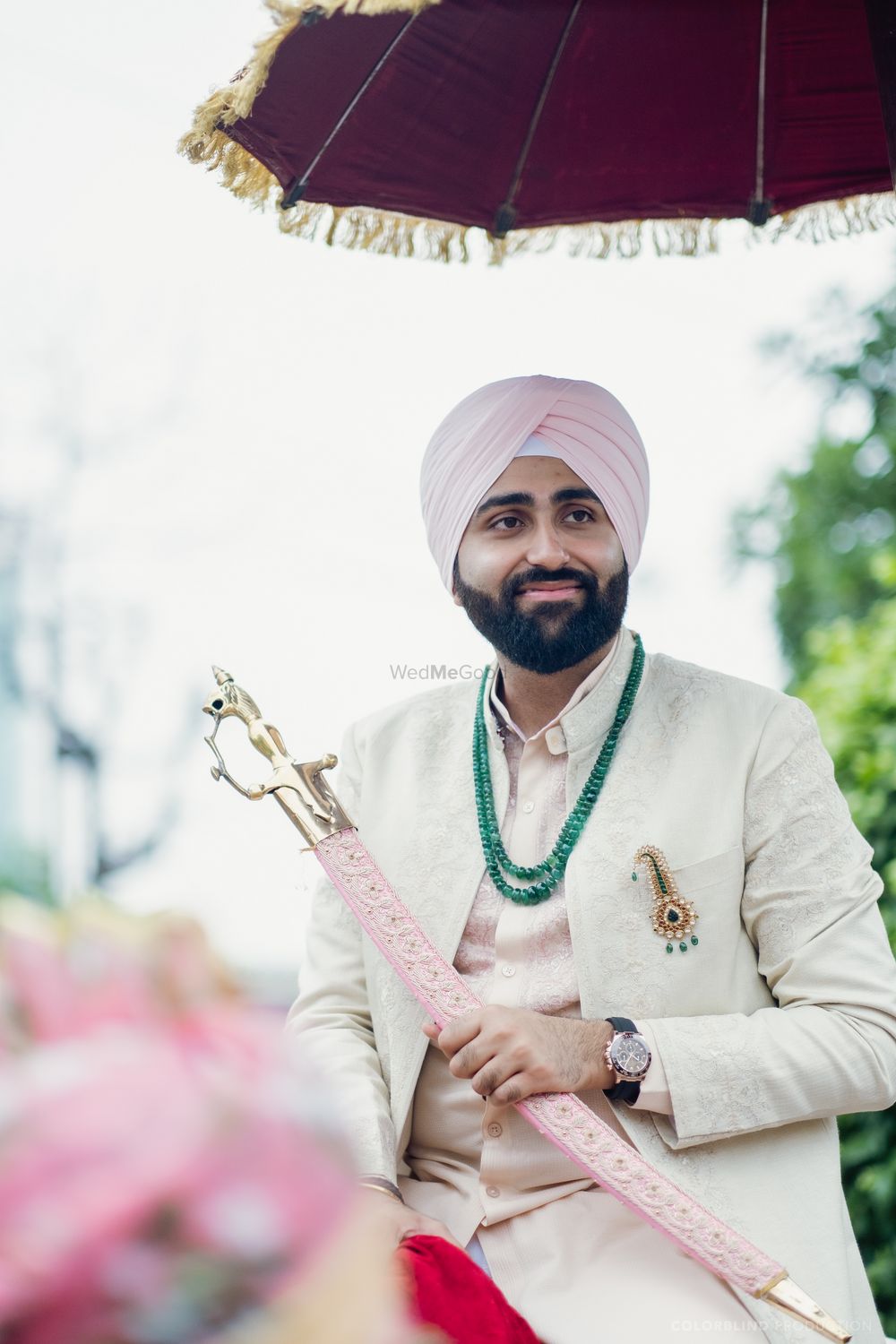Photo of pastel sikh groom look with contrasting jewellery