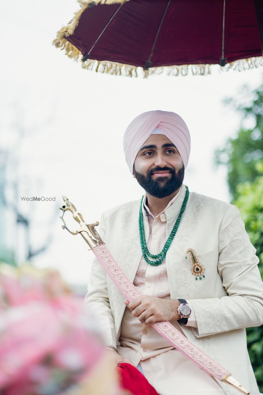 Photo of pastel sikh groom look with contrasting jewellery