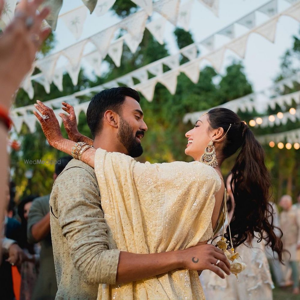 Photo of Athiya Shetty and KL Rahul in romantic couple pose at mehendi