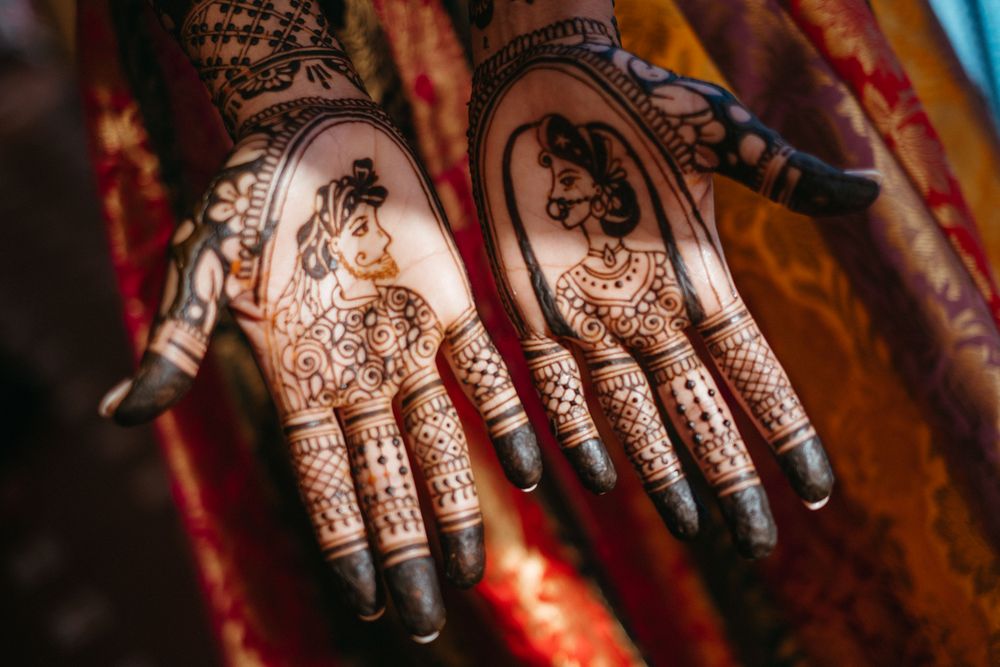 Photo of minimal mehendi on bride's hands