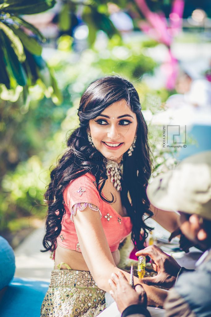 Photo of Bride with long hair mehendi hairstyle