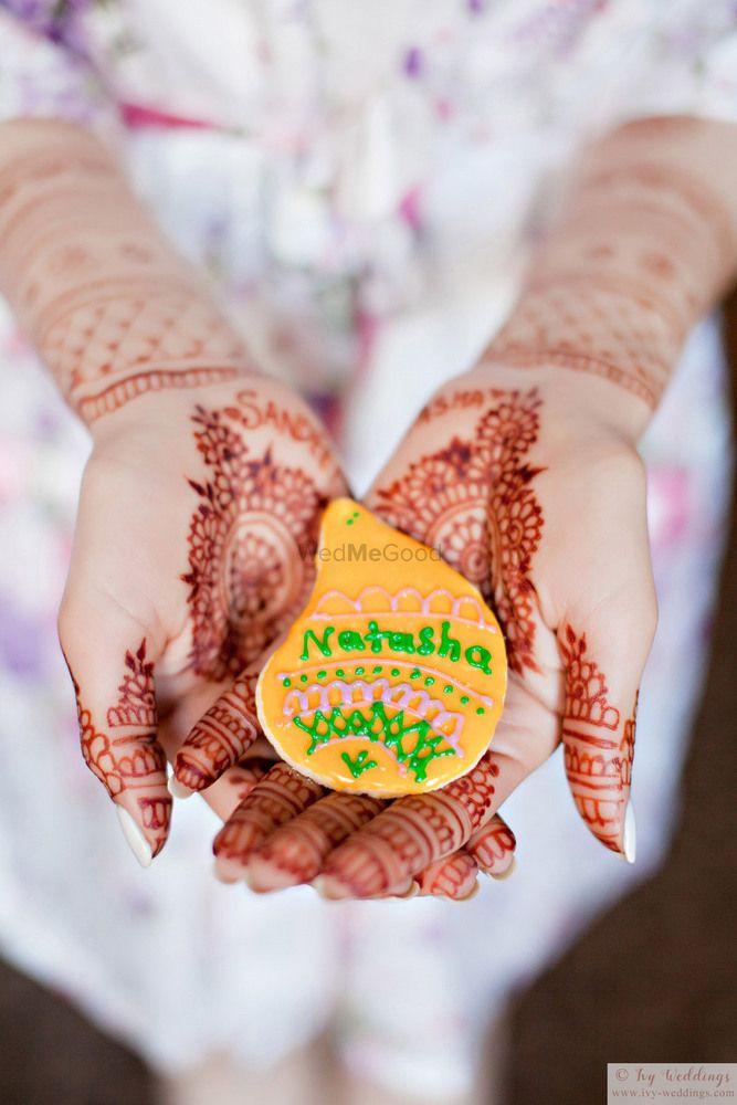 Photo of Mehendi cookies with brides name on it