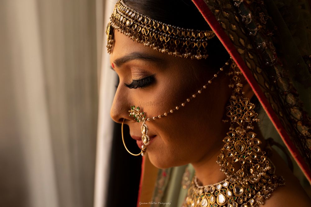 Photo of Bride side shot wearing nath mathapatti