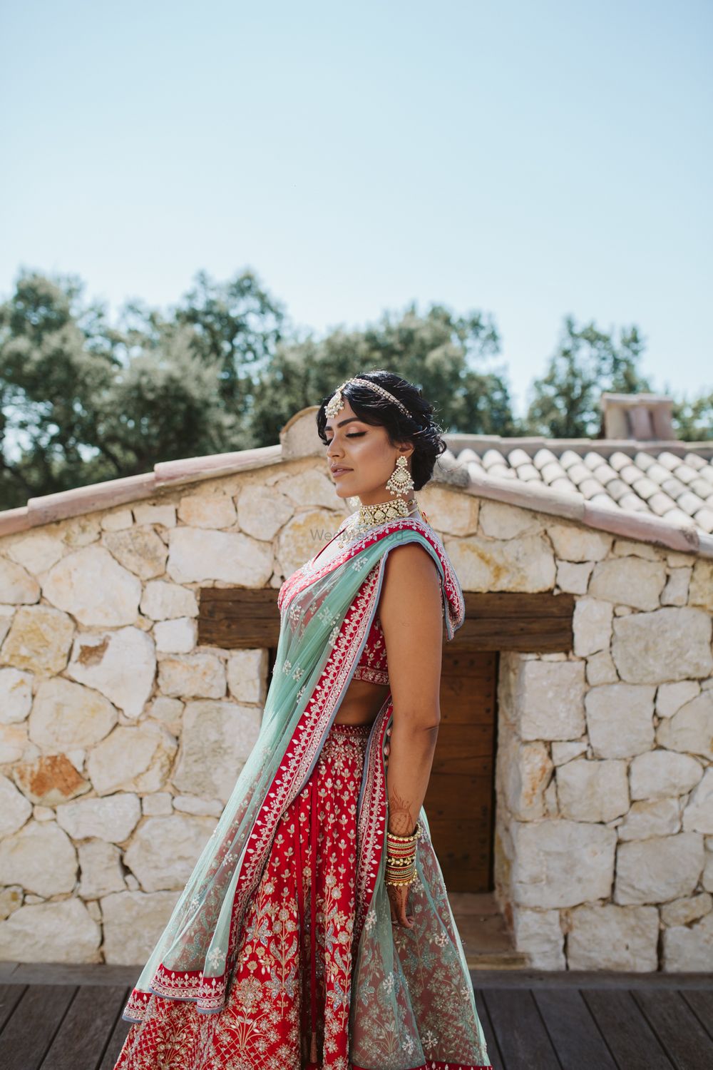 Photo of Bride in a pink lehenga with an icy blue dupatta in contrasting look.