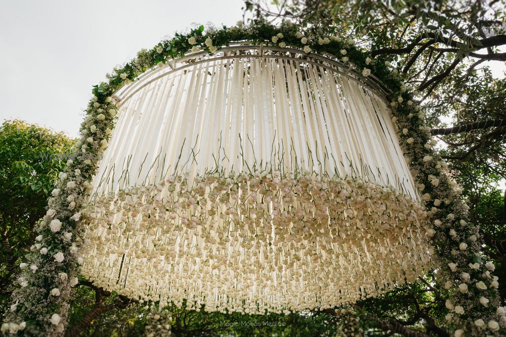 Photo of Dreamy all-white mandap with inverted roses that looked out of the world