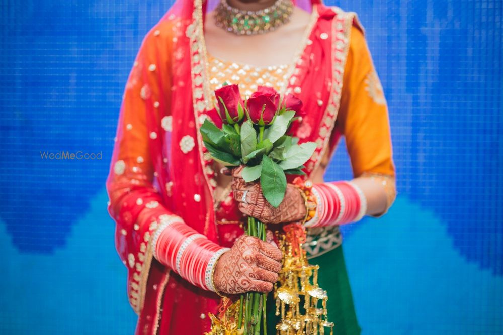 Photo of Bride holding roses