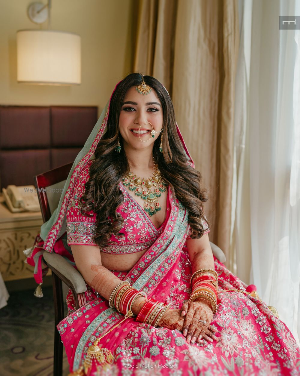 Photo of Bride with open hairstyle and loose curls