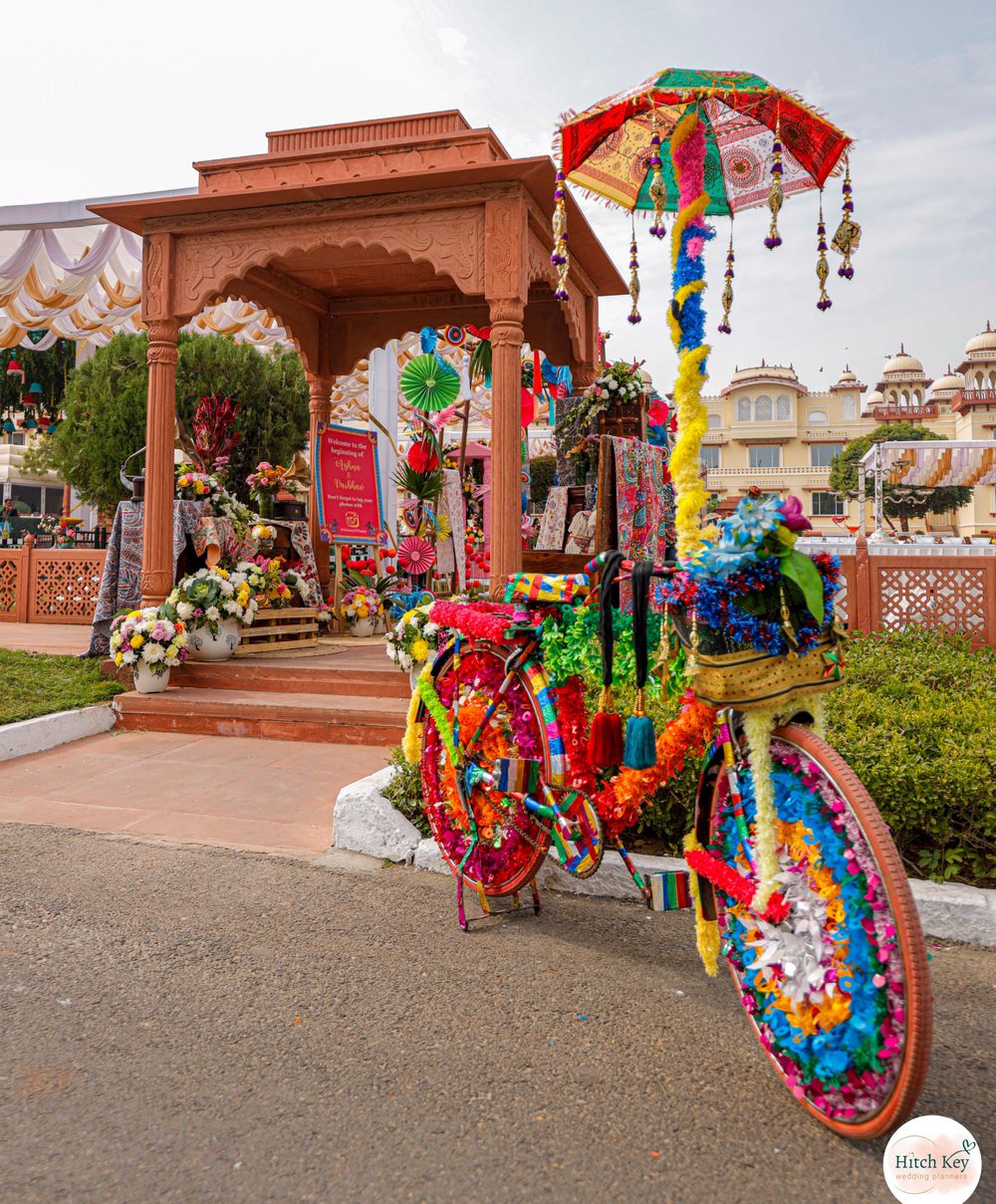 Photo of Colorful decorated bicycle as a outdoor mehendi decoration