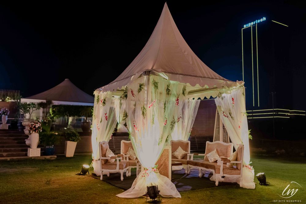 Photo of Sit down tent decor in white