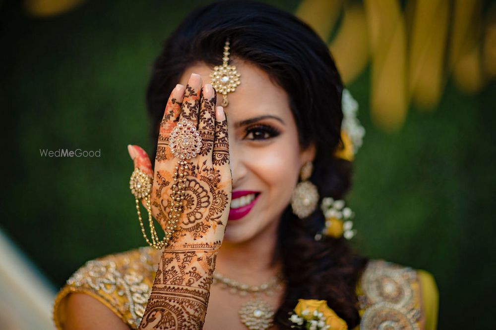 Photo of Bride showing off her mehendi with haathphool