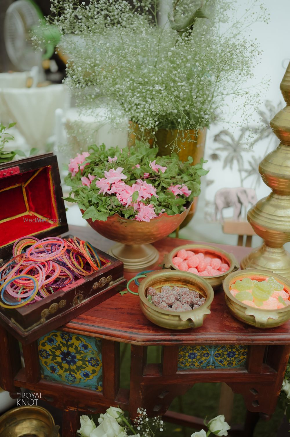 Photo of DIY decor idea with candies and bangles