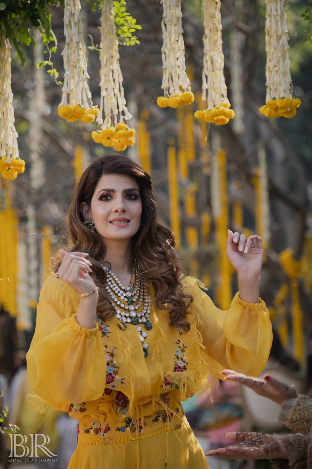 Photo of open wavy hair for bride on her mehendi