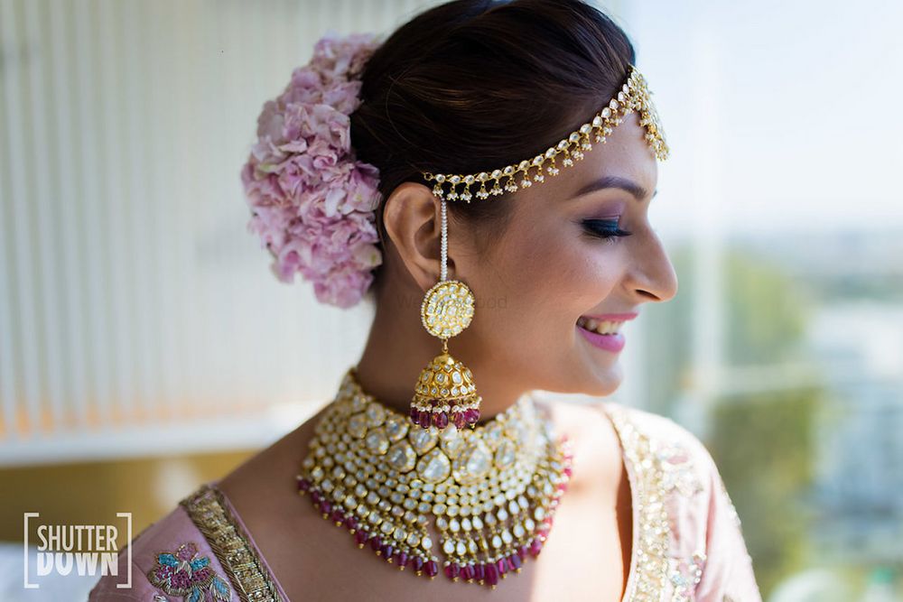Photo of Bridal jewellery with choker and pretty bun