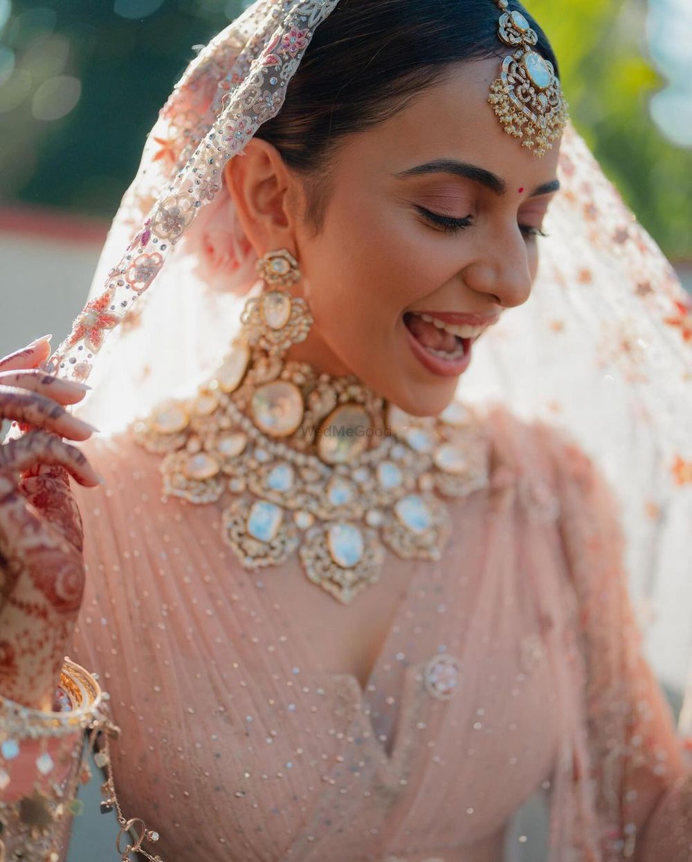 Photo of Statement bridal choker in uncut diamonds with a pastel peach lehenga