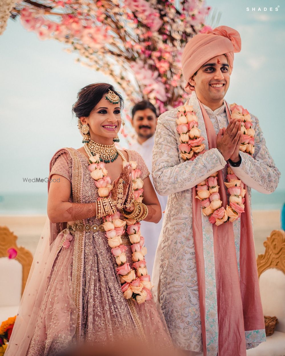 Photo of A couple in co-ordinated outfits and pastel jaimalas.