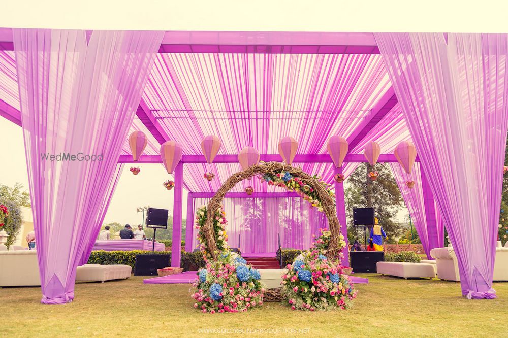 Photo of Bridal mehendi seat with hot air balloon hangings