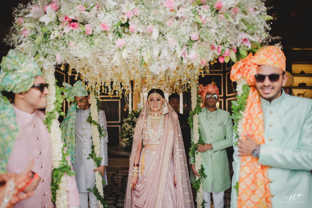 Photo of Bride enters under phoolon ki chadar with her brothers