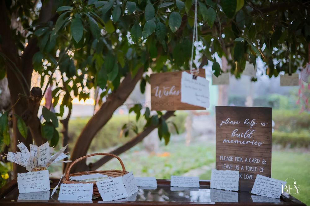 Photo of unique wedding idea : guest leave sweet notes for the couple to read later