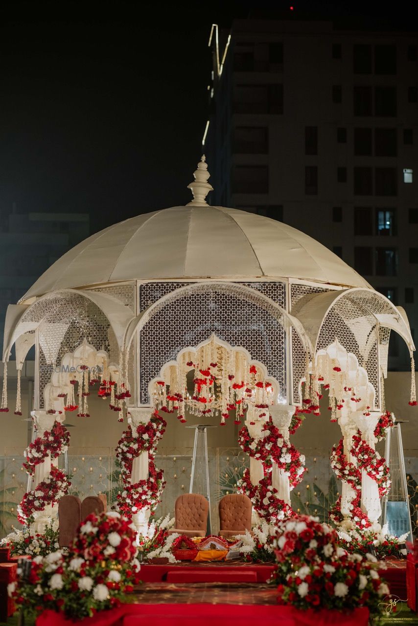 Photo of Dome shaped outdoor mandap decor with white and red flowers